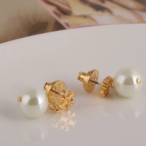 ⭐️Host Pick⭐️Tory Burch Gold Logo Pearl Drop Earrings - Picture 7 of 12